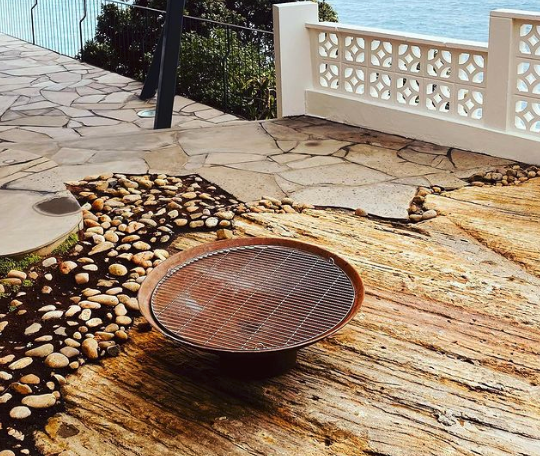 Round fire pit with stainless steel cooking grill